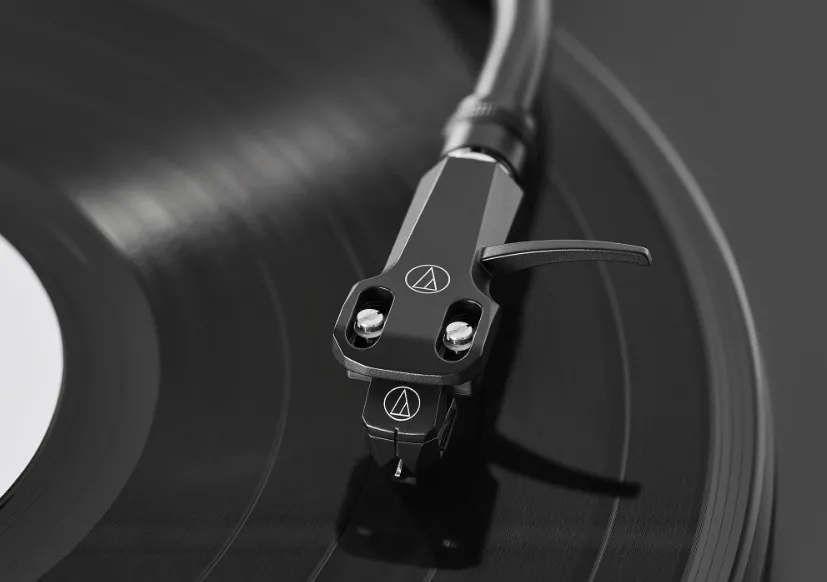 Audio-Technica представила MM-картридж AT-VM95EBK в новом цветовом исполнении