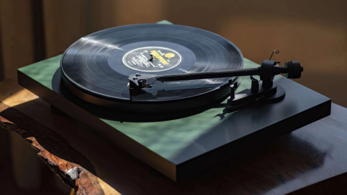 Проигрыватель винила Pro-Ject Debut Carbon EVO