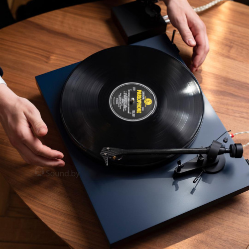 Проигрыватель винила Pro-Ject Debut Carbon EVO